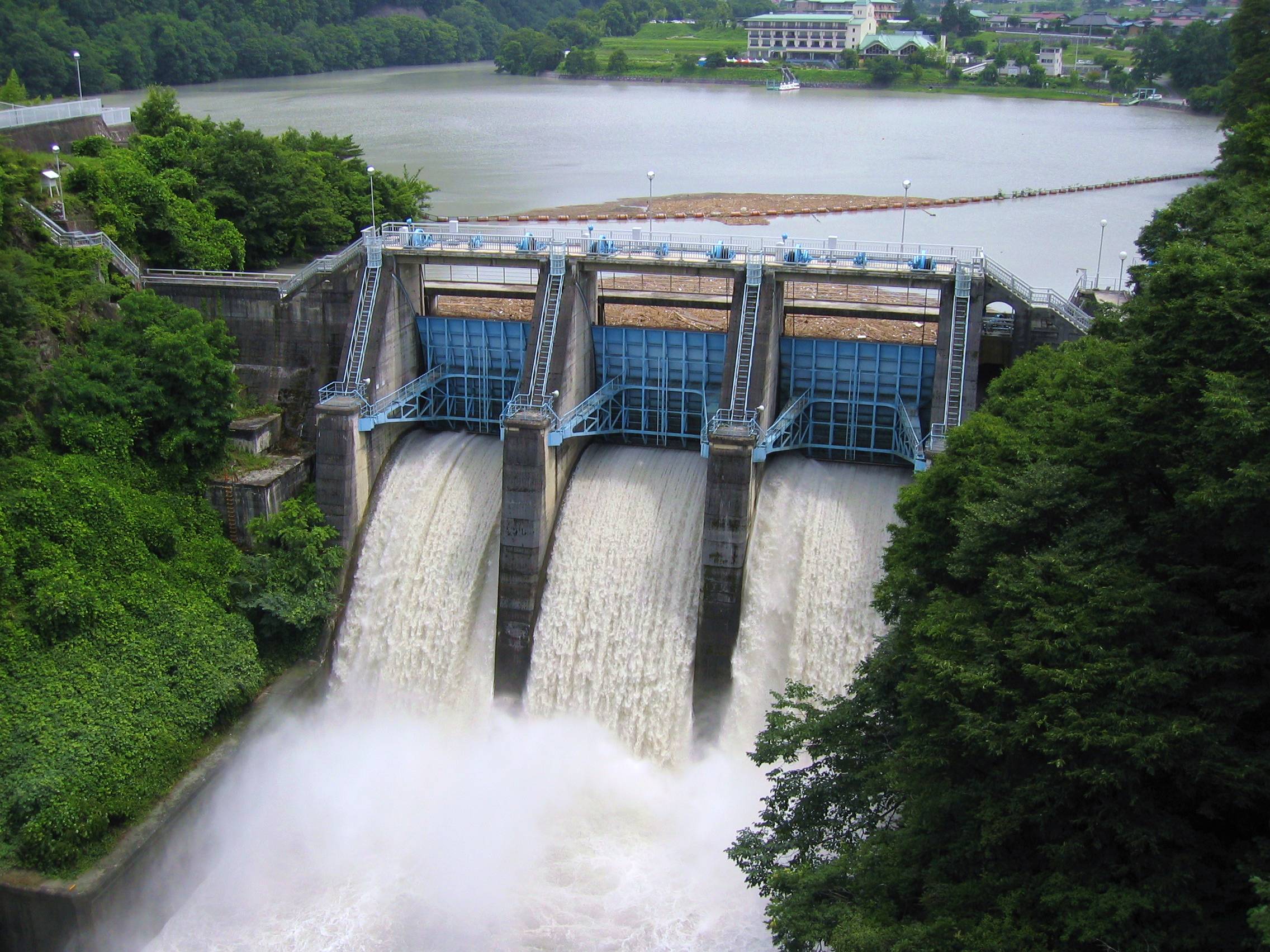 Takato_Dam_discharge.jpg