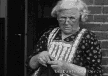 knitting-old-lady-knitting.gif