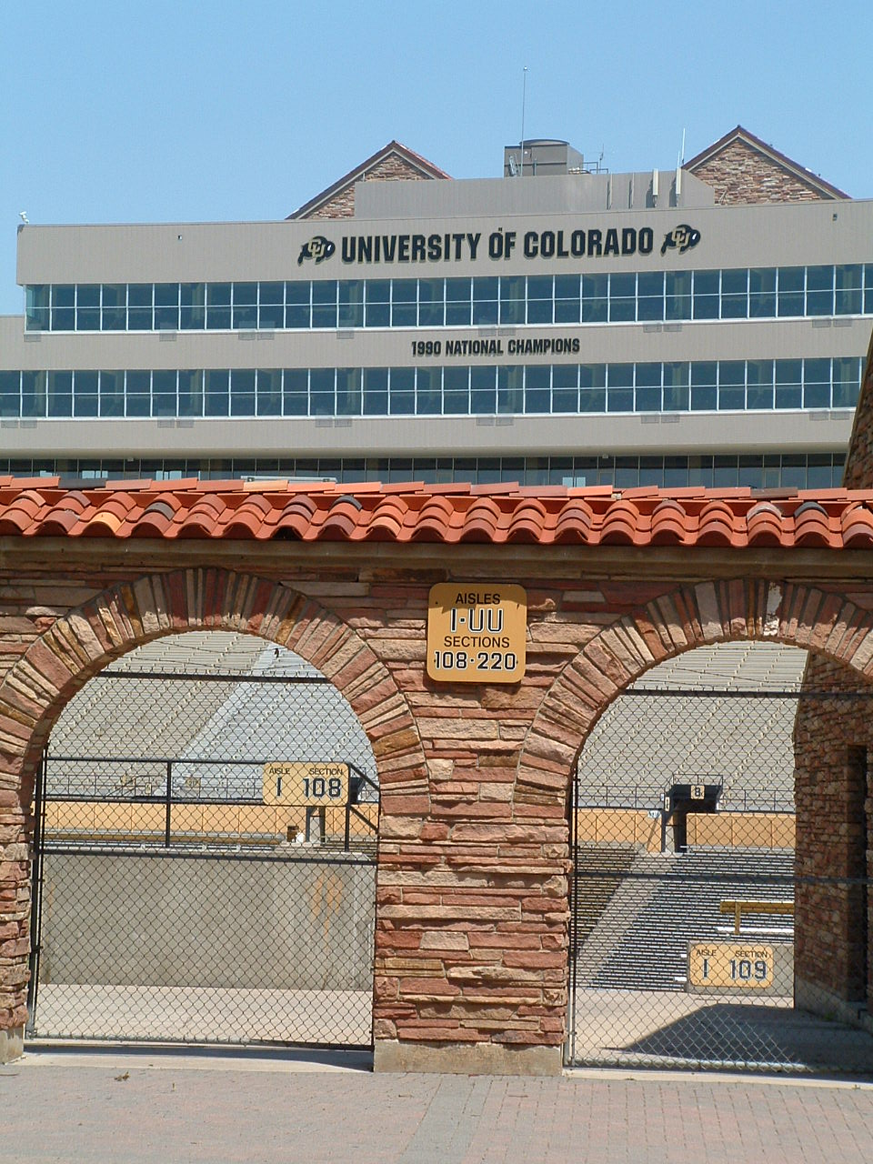 Folsom_Field_new_club_level_2006.jpg
