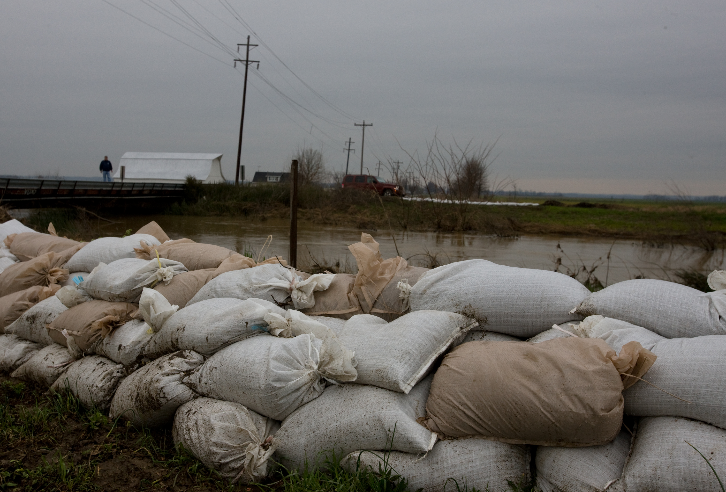 FEMA_-_34771_-_Sandbag_wall_in_Missouri.jpg